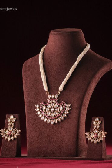 Aarah-e-Noor Chand Polki Necklace with Earrings