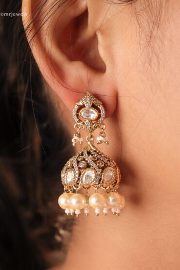 Vintage-inspired kundan jhumka