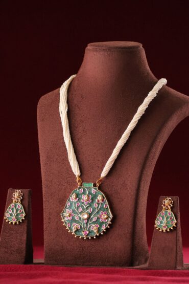 Hand-carved green stone pendant with kundan  Work