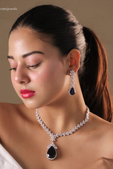 Noir Duchess Teardrop Necklace Set (Silver Finish)