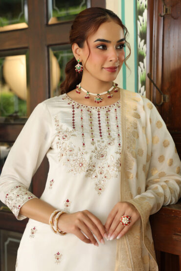 Aentic Women's Off White Chanderi Silk Embroidered Straight Kurta Set