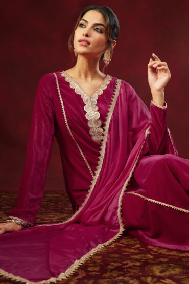 Aentic Women's Pink Velvet Embellished Straight Kurta Set