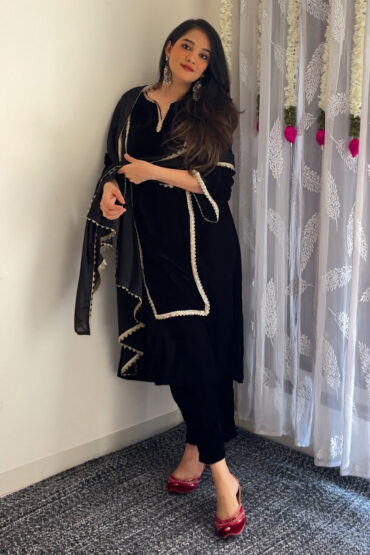 Aentic Women's Black Velvet Embellished Straight Kurta Set